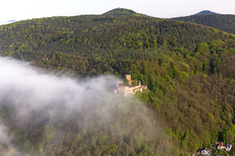 Le château de Landeck dans la brume matinale à Klingenmünster dans le département Rhénanie-Palatinat, Allemagne hors des airs