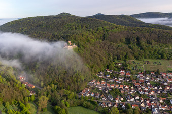 Vue aérienne de Ruines de l'ancien complexe du château de Burg Landeck dans la brume matinale à Klingenmünster dans le département Rhénanie-Palatinat, Allemagne