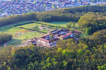 Vue aérienne de Monastère de Liebfrauenberg vu du nord-ouest à Bad Bergzabern dans le département Rhénanie-Palatinat, Allemagne