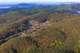 Vue aérienne de Du nord à Dörrenbach dans le département Rhénanie-Palatinat, Allemagne