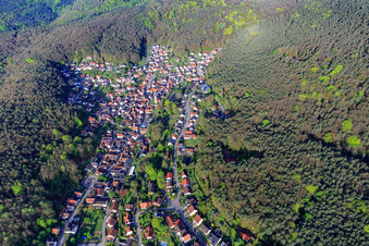 Vue aérienne de Vue d'ensemble du village depuis l'est à Dörrenbach dans le département Rhénanie-Palatinat, Allemagne