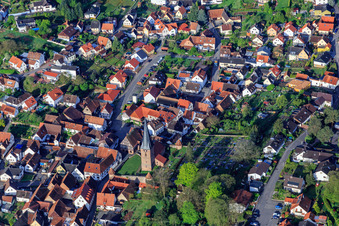 Vue aérienne de Cimetière Dörrenbach de l'église simultanée Saint-Martin à Dörrenbach dans le département Rhénanie-Palatinat, Allemagne