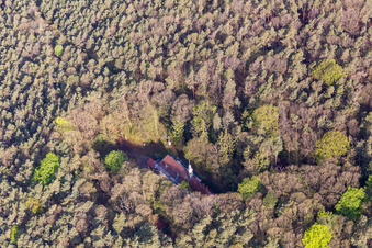 Vue aérienne de Chapelle de Kolmerberg à Dörrenbach dans le département Rhénanie-Palatinat, Allemagne