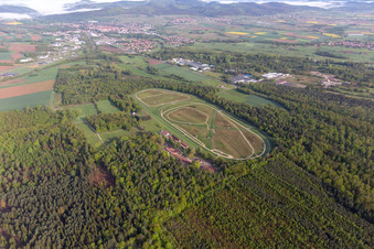 Vue aérienne de Hippodrome de la Hardt à Wissembourg dans le département Bas Rhin, France
