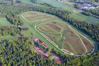 Vue aérienne de Piste de course de l'Hippodrome de la Hardt à le quartier Altenstadt in Wissembourg dans le département Bas Rhin, France