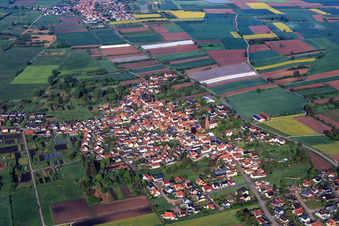 Vue aérienne de Vue d'ensemble du village depuis l'est à Kapsweyer dans le département Rhénanie-Palatinat, Allemagne