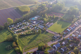 Vue aérienne de Camping à la piscine extérieure Ingenheim à le quartier Ingenheim in Billigheim-Ingenheim dans le département Rhénanie-Palatinat, Allemagne