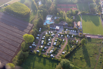Vue aérienne de Camping à la piscine extérieure Ingenheim à le quartier Ingenheim in Billigheim-Ingenheim dans le département Rhénanie-Palatinat, Allemagne
