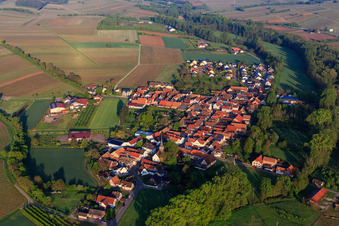 Vue aérienne de De l'est à le quartier Klingen in Heuchelheim-Klingen dans le département Rhénanie-Palatinat, Allemagne
