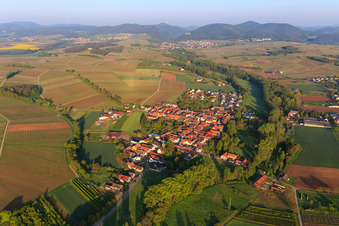 Vue aérienne de De l'est à le quartier Klingen in Heuchelheim-Klingen dans le département Rhénanie-Palatinat, Allemagne
