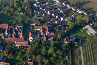 Vue aérienne de Cave et bar à vin Vogler à le quartier Heuchelheim in Heuchelheim-Klingen dans le département Rhénanie-Palatinat, Allemagne