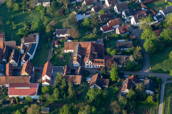 Vue aérienne de Cave et bar à vin Vogler à le quartier Heuchelheim in Heuchelheim-Klingen dans le département Rhénanie-Palatinat, Allemagne