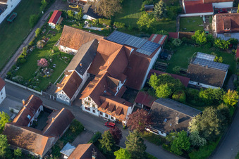 Cave et bar à vin Vogler à le quartier Heuchelheim in Heuchelheim-Klingen dans le département Rhénanie-Palatinat, Allemagne d'en haut