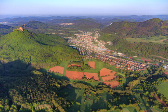 Vue aérienne de Vue de la ville entre le château de Trifels et la vallée de Queich depuis l'est à Annweiler am Trifels dans le département Rhénanie-Palatinat, Allemagne