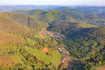 Vue aérienne de De l'est à le quartier Gräfenhausen in Annweiler am Trifels dans le département Rhénanie-Palatinat, Allemagne