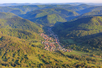 Vue aérienne de Du sud-est à Eußerthal dans le département Rhénanie-Palatinat, Allemagne