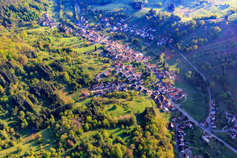 Vue aérienne de Vue d'ensemble du village depuis le sud à Dernbach dans le département Rhénanie-Palatinat, Allemagne