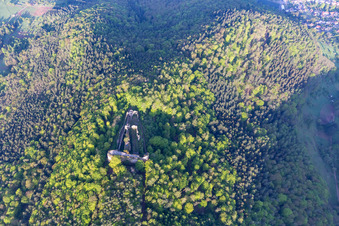 Enregistrement par drone de Ruines du château de Neuscharfeneck à Flemlingen dans le département Rhénanie-Palatinat, Allemagne