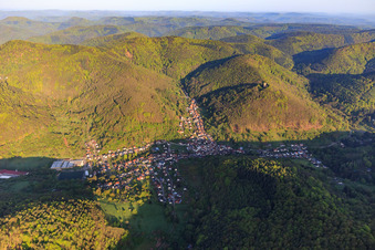 Vue aérienne de Vue d'ensemble du village depuis l'est à Ramberg dans le département Rhénanie-Palatinat, Allemagne