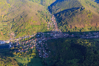 Vue aérienne de Vue d'ensemble du village depuis l'est à Ramberg dans le département Rhénanie-Palatinat, Allemagne