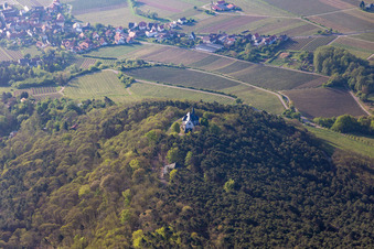 Vue aérienne de Chapelle Sainte-Anne sur Teufelsberg à Burrweiler dans le département Rhénanie-Palatinat, Allemagne