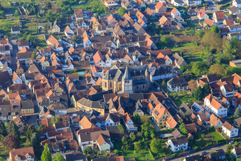 Vue aérienne de Église au centre-ville à le quartier Arzheim in Landau in der Pfalz dans le département Rhénanie-Palatinat, Allemagne