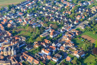 Vue aérienne de Kalmitstr à le quartier Arzheim in Landau in der Pfalz dans le département Rhénanie-Palatinat, Allemagne