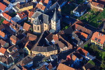 Vue aérienne de Église au centre-ville à le quartier Arzheim in Landau in der Pfalz dans le département Rhénanie-Palatinat, Allemagne