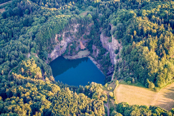 Vue aérienne de Lac volcanique de Höwenegg à le quartier Mauenheim in Immendingen dans le département Bade-Wurtemberg, Allemagne