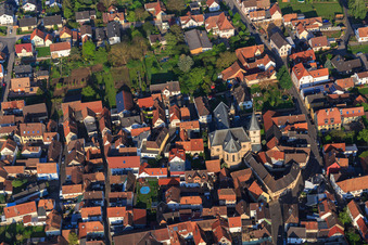 Vue aérienne de Église au centre-ville, Arzheimer Hauptstraße à le quartier Arzheim in Landau in der Pfalz dans le département Rhénanie-Palatinat, Allemagne