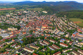 Vue aérienne de Vue de la ville depuis le nord-est à Bad Bergzabern dans le département Rhénanie-Palatinat, Allemagne