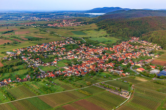 Vue aérienne de Vue du village viticole depuis le nord-est à Oberotterbach dans le département Rhénanie-Palatinat, Allemagne