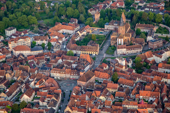 Vue aérienne de Place circulaire devant l'Office de Tourisme à Wissembourg dans le département Bas Rhin, France