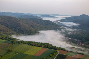 Vue aérienne de Wieslautertal à le quartier Weiler in Wissembourg dans le département Bas Rhin, France