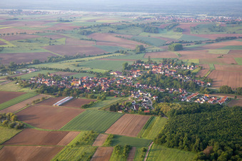Vue d'oiseau de Kutzenhausen dans le département Bas Rhin, France