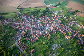 Vue aérienne de Vue sur le village à Hunspach dans le département Bas Rhin, France