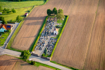 Vue aérienne de Cimetière à Salmbach dans le département Bas Rhin, France