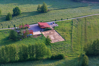 Vue aérienne de Enclos à chevaux à Berg dans le département Rhénanie-Palatinat, Allemagne