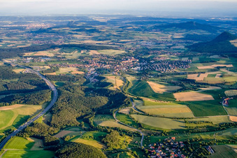 Vue aérienne de Village à côté de l'A81 en venant du nord à Engen dans le département Bade-Wurtemberg, Allemagne