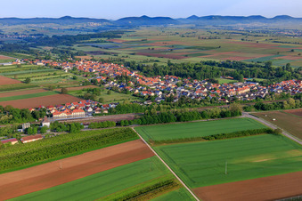 Vue aérienne de Vue de la ville depuis l'est, au-delà de la voie ferrée à Winden dans le département Rhénanie-Palatinat, Allemagne