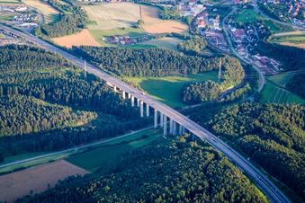 Vue aérienne de Itinéraire et voies le long du pont autoroutier de la BAB A81 sur Hölzlebach à le quartier Bargen in Engen dans le département Bade-Wurtemberg, Allemagne
