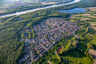 Vue aérienne de Du sud-est à le quartier Neuburgweier in Rheinstetten dans le département Bade-Wurtemberg, Allemagne