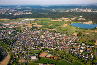 Vue aérienne de De l'ouest à le quartier Forchheim in Rheinstetten dans le département Bade-Wurtemberg, Allemagne