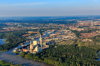 Vue aérienne de Les ports rhénans de Karlsruhe vus de l'ouest à le quartier Daxlanden in Karlsruhe dans le département Bade-Wurtemberg, Allemagne