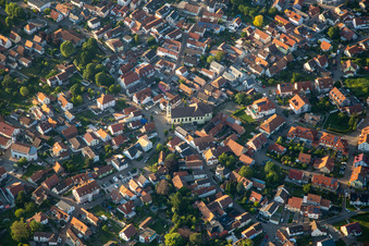 Vue aérienne de Église de la Schulstraße à le quartier Maximiliansau in Wörth am Rhein dans le département Rhénanie-Palatinat, Allemagne