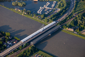 Vue aérienne de Chantiers de construction pour la rénovation de la structure du pont fluvial du pont du Rhin à Maxau à le quartier Knielingen in Karlsruhe dans le département Bade-Wurtemberg, Allemagne