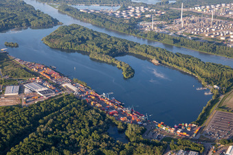 Vue aérienne de Port à conteneurs à Wörth am Rhein dans le département Rhénanie-Palatinat, Allemagne