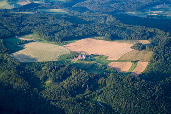 Vue aérienne de Dornsberg à le quartier Eckartsbrunn in Eigeltingen dans le département Bade-Wurtemberg, Allemagne