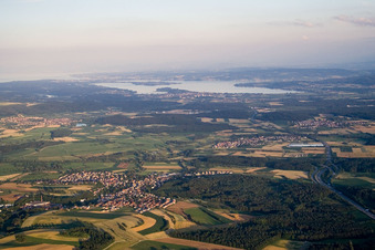 Vue aérienne de Du nord-ouest à Volkertshausen dans le département Bade-Wurtemberg, Allemagne