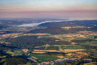 Vue aérienne de Vue depuis l'ouest sur le lac de Constance à Aach dans le département Bade-Wurtemberg, Allemagne
